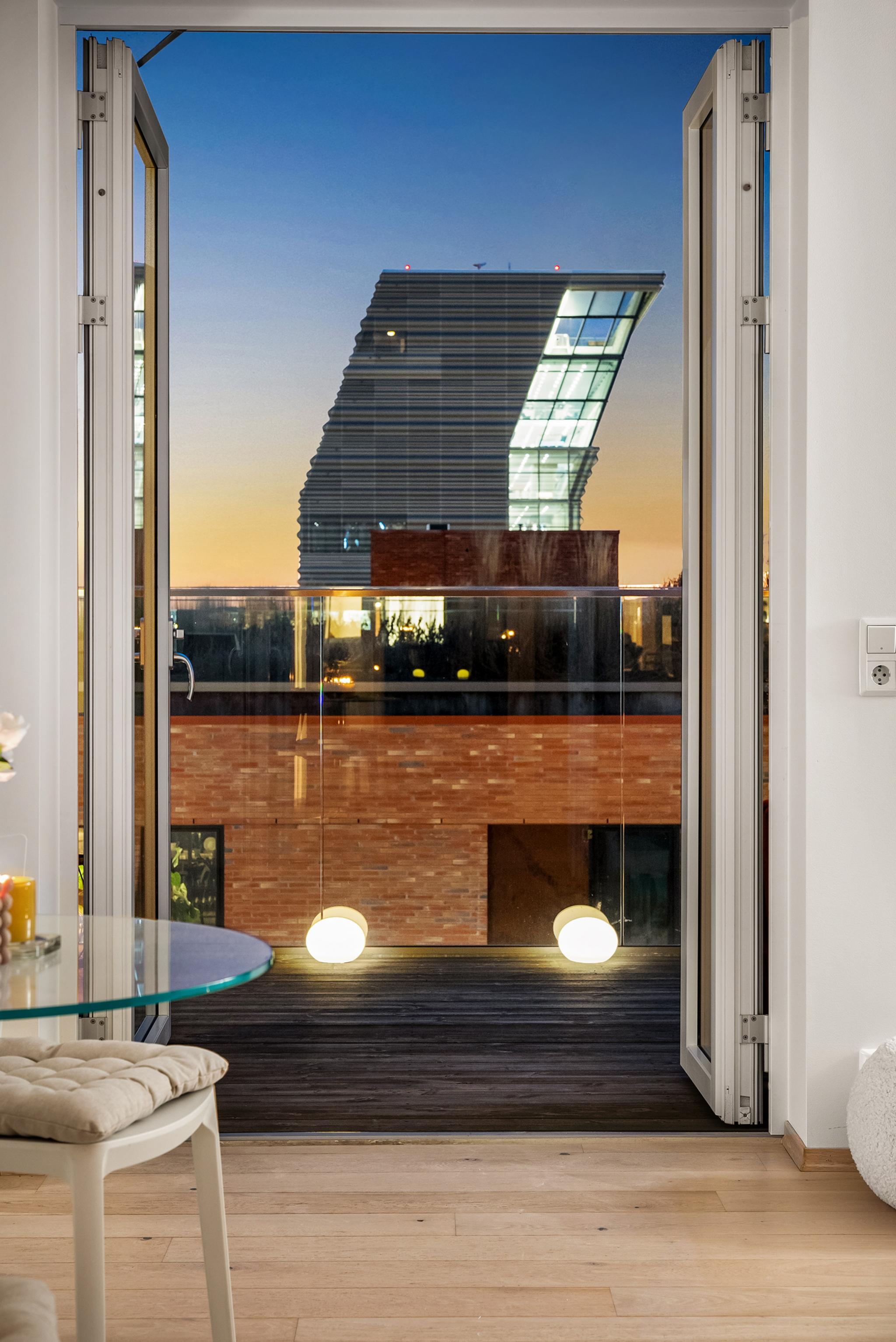 Balkongen utvider stuen på en fin måte om sommeren.